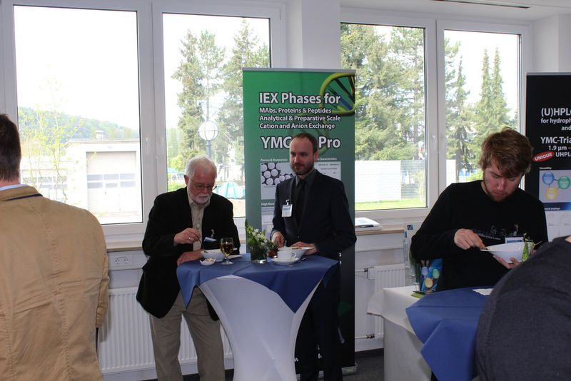 Während der Pausen konnten sich die Teilnehmer in der Ausstellung weiter über die HPLC informieren. (Bild: LABORPRAXIS)