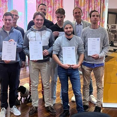 Ende November erhielten die ersten Absolventen des „Zertifikatslehrgang für Young- und Oldtimertechnik“ ihre Urkunden. (Bild: Bopp/Kern)
