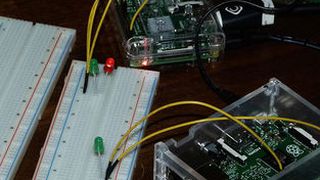 Rasperry Pi 2 B in Aktion: Fliegend verdrahtet und direkt mit der Windows-Welt verbunden (Bild: RS Components)