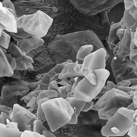 BASF hat MOFs bereits im industriellen Maßstab hochskaliert und produziert. Mit ihren kristallinen, dreidimensionalen Strukturen bieten MOFs eine hohe Speicherkapazität für eine Vielzahl von Molekülen, darunter Kohlendioxid (CO₂) und Wasser (H₂O). (Bild:  BASF)