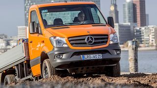 Der Pritschenwagen Oberaigner 6x6 schließt mit einer Nutzlast bis vier Tonnen, die Lücke im Sieben-Tonnen-Segment am Markt der leichten Transporter. (Foto: Daimler)