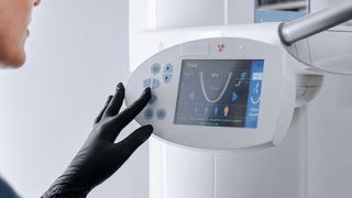 Ein medizinisches Fachpersonal bedient die Benutzeroberfläche eines medizinischen Geräts im Rahmen einer realistischen klinischen Aufgabe. (Bild: Tobii AB)