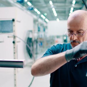 Mit Drahtwälzlagern fing bei Franke alles mal an. Die gibt es heute noch! Bis zu 10 Millimeter dicker Federstahl wird dabei direkt vom Coil mit viel Know-how zu Ringen verarbeitet, damit die Kugeln später präzise zwischen den Drahtringen geführt werden können.(Bild:  Franke)