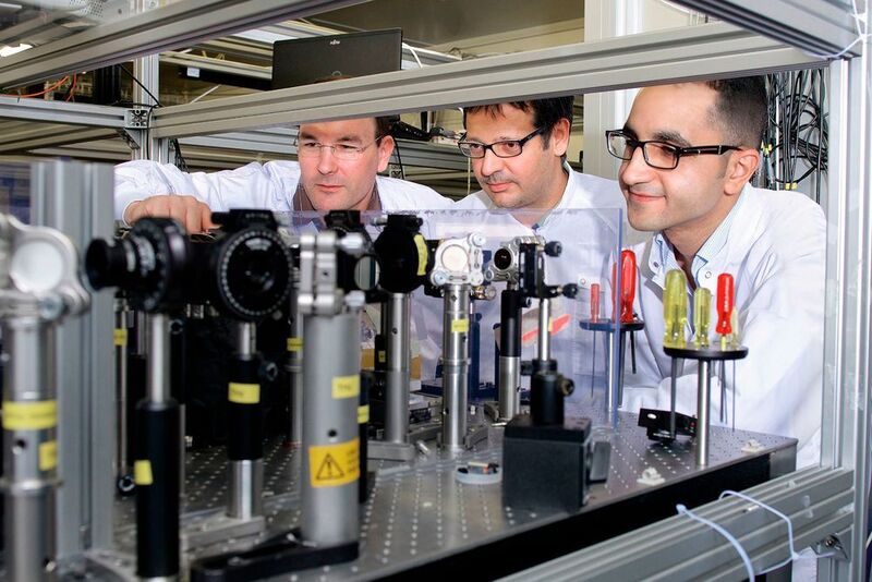 保罗谢尔研究所激光实验室的PSI研究员Christoph Hauri、 Carlo Vicario 和 Mostafa Shalaby（从左至右）在PSI开发的太赫兹激光是目前世界上最强烈的太赫兹光源。 (Paul Scherrer Institut)