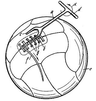 At the beginning of football, the rubber filler tube, a closure plug or the valve was jammed, laced or pressed under leather tabs of different shapes in an opening slit of the ball cover. From the outside, nothing of these could be seen. Special tools in fork or spoon shape were also necessary for storing the bladder in the cover, for lacing or unlacing, as shown in DE-PS 352 705, DE-PS 362 019, DE-PS 490 946 (in the picture), DE-PS 494 393 and DE-PS 607 453. (Image:DPMA)