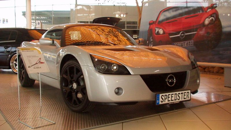Vom Speedster Turbo gab es eine auf 60 Exemplare limitierte Sonderversion „Scorpions“, benannt nach der gleichnamigen hannoverschen Band. Diese Variante unterschied sich lediglich optisch vom normalen Speedster (schwarz lackierte Räder, schwarzer statt silberner Scheibenrahmen, „Speedster Scorpions“ statt „Speedster Turbo“-Schriftzug am Heck und „Scorpions“-Schriftzug anstelle der eingravierten vierstelligen Limitnummer im Armaturenbrett). Ausgeliefert wurde die nur in silbermetallic lackierte Scorpions-Variante mit einer E-Gitarre Gibson Flying V, die die Band signiert hatte, sowie einer fast kompletten Ausstattung (Fußmatten, Fußraste, schwarze Lederausstattung, Hardtop, Zentralverriegelung und CD-Radio). Ausstattungsbereinigt betrug der Preisvorteil 3765 Euro gegenüber einem normalen Turbo. Der Listenpreis für die Sonderversion betrug 39.995 Euro. (Bild:  Von KarleHorn, CC BY-SA 3.0)