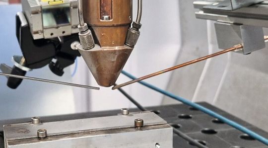 Reales Bild der Neuentwicklung vom Fraunhofer IPK zum echtzeitfähigen T-Stoß-Schweißen im Leichtbau. Gut sind die beiden Kupferelektroden zu sehen, die später in der Metalldampfwolke die Informationen aufnehmen.(Bild:  Fraunhofer IPK)