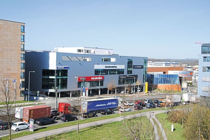 Filetgrundstück an der Stuttgarter Automeile: Täglich rollen rund 80.000 Fahrzeuge am Autohaus vorbei. (Baeuchle/»kfz-betrieb«)