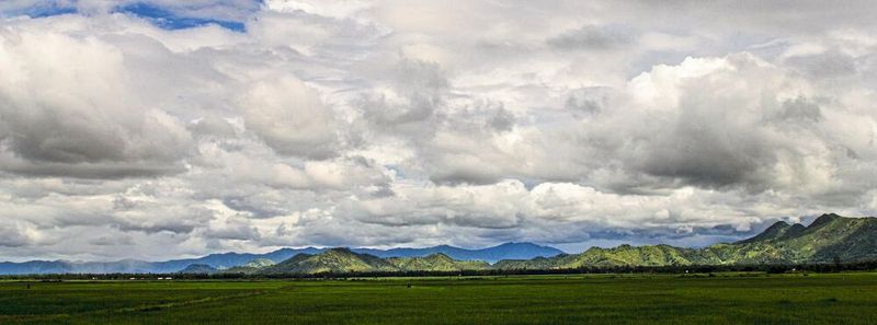 In der oberen Troposphäre lagern sich Gasmoleküle zu Kondensationskeimen für die Wolkenbildung zusammen. Die geschieht besonders über der asiatischen Monsunregion, in der viel Ammoniak aus der Viehzucht und von Düngemitteln freigesetzt wird. In der oberen Troposphäre lagern sich Gasmoleküle zu Kondensationskeimen für die Wolkenbildung zusammen. Die geschieht besonders über der asiatischen Monsunregion, in der viel Ammoniak aus der Viehzucht und von Düngemitteln freigesetzt wird.