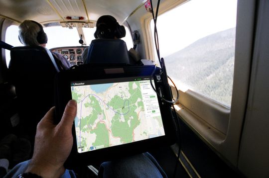 Die Lifeseeker-Technologie wird auf einem Tablet verwendet, um bei der Ortung einer Person zu helfen. (Bild:  CENTUM)