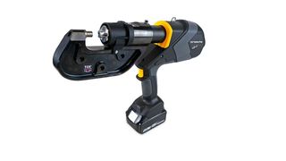 Die TOX-Batterytong MBT-C 050 gilt als das erste Modell einer Handzange, das unabhängig von einem externen Strom- und Druckluftanschluss arbeitet. Damit können 400 Clinch-Punkte mit einer Ladung gesetzt werden. (TOX Pressotechnik)