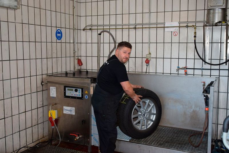 Für blitzsaubere Kundenräder sorgen Ultraschallwaschmaschinen in allen Filialen. (Holz / »kfz-betrieb«)