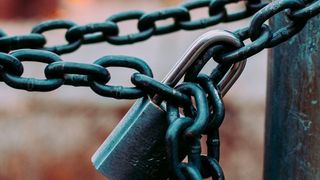 Für Angreifer sind IoT-Geräte mit veralteter Software ein offenes Tor. (Bild: Photo by Jose Fontano on Unsplash)