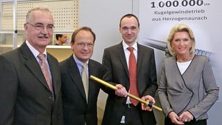 Von rechts nach links: Maria-Elisabeth Schaeffler (Gesellschafterin), Dr. Christoph Löffel (Leiter Produktlinie KGT), Dr. Peter Pleus (Vorsitzender Geschäftsleitung Schaeffler Gruppe Automotive) und Peter Wirkner (Werkleiter Herzogenaurach) mit dem einmillionsten Kogelgewindetrieb. Bild: Schaeffler (Archiv: Vogel Business Media)