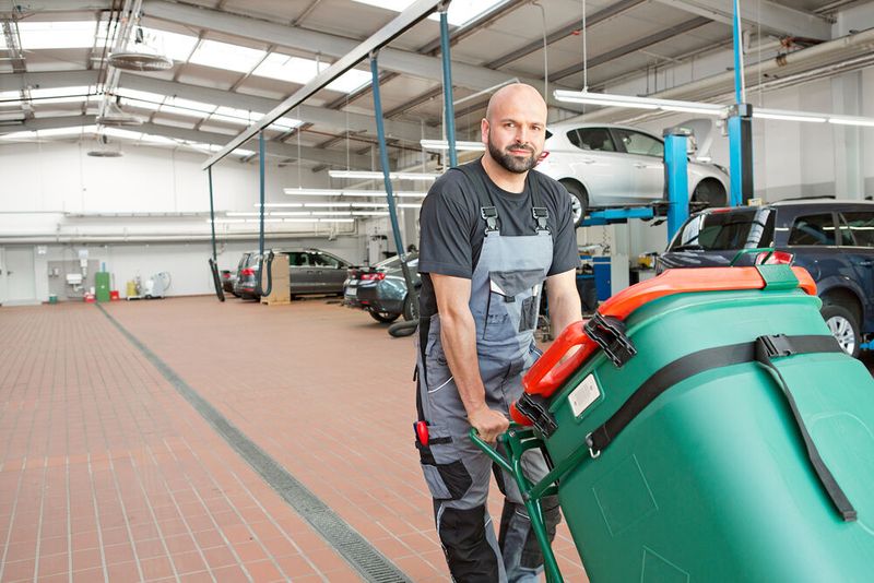 Gestion complète de Mewa : un chauffeur-livreur livre les tissus industriels propres dans le conteneur SaCon et récupère ceux qui ont été utilisés.  (Source : Mewa)