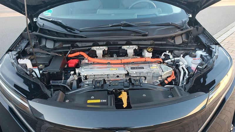 3. Der Antrieb: Wir haben den Ariya mit Vorderradantrieb, 178 kW/242 PS starkem Elektroantrieb und einer 87-kWh-Batterie getestet. Der angegebene WLTP-Verbrauch von 18,7 bis 18,2 kWh/100 Kilometer ist auch bei Temperaturen um den Gefrierpunkt realistisch – allerdings nur, sofern man sich nicht schneller als 80 km/h im urbanen Umfeld und auf Landstraßen bewegt. Auf Autobahnstrecken steigt der Verbrauch schnell auf 25 kWh und darüber hinaus. Erhebliche Auswirkungen haben die kalten Temperaturen auch auf die Reichweite: Statt der angegebenen 516 bis 531 Kilometer zeigte der Bordcomputer bei einer Temperatur um den Gefrierpunkt schon beim Start nur 400 Kilometer an. Bei den Testfahrten musste der Ariya im Schnitt nach rund 350 Kilometern wieder an eine Ladesäule. Auch wenn der Antrieb kraftvoll genug ist, ein Sprinter ist der Ariya eher nicht. Das Elektro-SUV braucht 7,6 Sekunden, um von 0 auf 100 km/h zu beschleunigen. Schluss ist bei 160 km/h. (Bild: Mauritz – VCG)