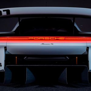 Für den Renneinsatz wurde eine vergleichsweise leichte und kleine Batterie mit einer Kapazität von 80 kWh eingebaut.(Bild:  Porsche)