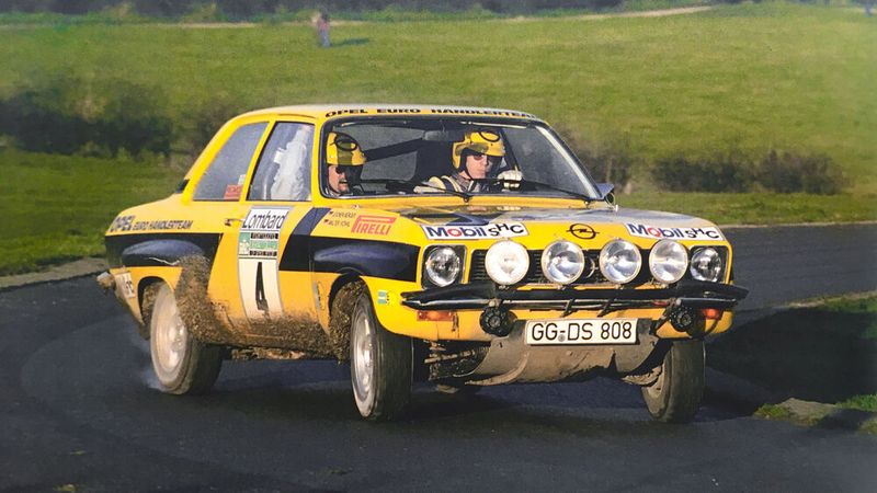 1974 ließ Opel seine Rallye-Fahrzeuge nicht mehr von Irmscher einsetzen, sondern übernahm dies von Rüsselsheim aus selbst über ein Werksteam, bezeichnet als Opel Euro Händler Team. Dessen Leiter und damit Chef der Fahrer Walter Röhrl und Rauno Aaltonen war Helle Bein. Einsatzfahrzeug blieb der Ascona. Mit ihm traten Röhrl/Berger bei elf EM-Läufen an, gewannen davon sechs und sicherten sich den Europameistertitel. (Bild: Opel Automobile)