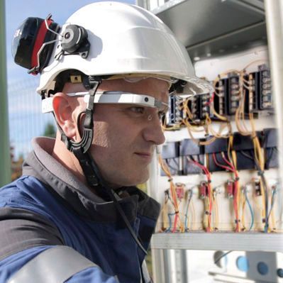 Experten können sich über die Datenbrille in Echtzeit beispielsweise mit einem Monteur verbinden. Die Datenübertragung mit der Xpert-Eye-Lösung erfolgt via WLAN, LAN oder Mobilfunk.(Bild:  AMA)