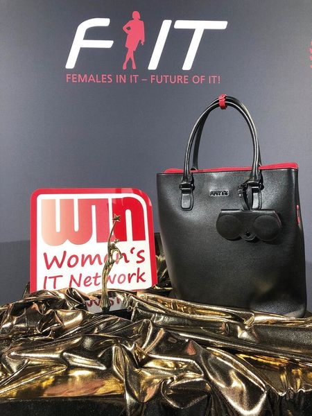 Am 24. Juni 2021 dürfen sich die Gewinnerinnen ihre Trophäe beim FIT-Kongress abholen. Außerdem wird das Fujitsu Notebook mit der Tasche von ANY DI verlost. (Vogel IT-Akademie)