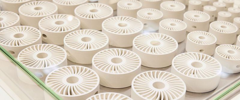 Das umfassende Spektrum innovativer Werkstoffe und Verfahren zum Herstellen und zum Einsatz technischer Keramik steht im Mittelpunkt der Messe Ceramitec in München. (Bild:  Benedikt Roth)