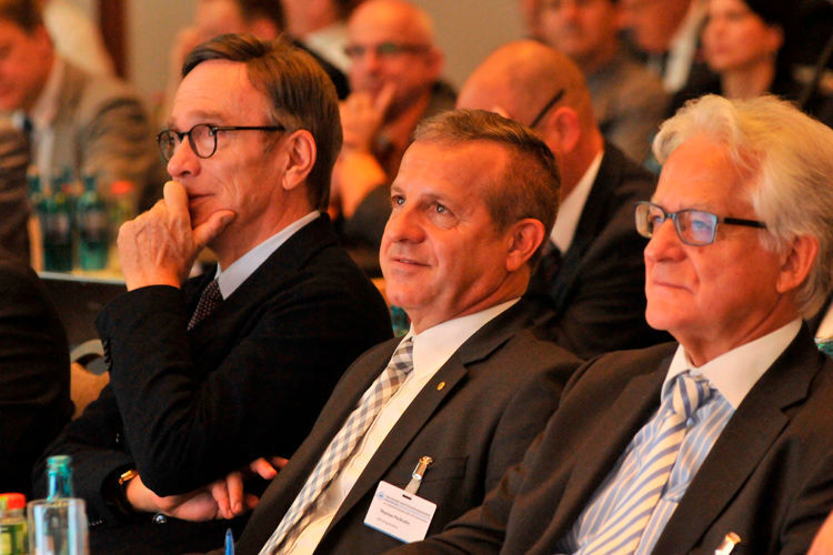 Erste Reihe: VDA-Präsident Matthias Wissmann, ZDK-Vizepräsident Thomas Peckruhn und ZDK-Vorstand Harry Brambach. (Zietz)