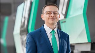 Arburg hat strategisch folgerichtig im April eine eigene Niederlassung im rumänischen Bukarest aus der Taufe gehoben. Interimsmäßiger Geschäftsführer ist Dr. Daniel Orel, dem die Region gut vertraut ist. Für die bisherigen Kunden in Rumänien soll der Schritt viele Vorteile haben ... (Bild: Arburg)