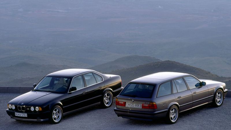 Eine finale Überarbeitung gab es ab Mitte 1994. Diese umfasste ein Getrag-6-Gang-Getriebe, eine größere Bremsanlage, 18″-Parallelspeichen-Rad, ein aktives Fahrwerk (vorher Sonderausstattung „Nürburgring-Paket“) und die bislang nur bei Achtzylindermotoren verbaute breite Front (Niere und Motorhaube). (Bild: BMW)