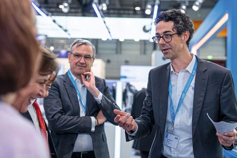 Dr. Jochen Weyrauch (CEO Dürr AG) und Bernhard Bruhn (VP Global Business Unit Lithium-Ion-Battery bei Dürr) am Messestand. (Bild: Dürr Systems AG)