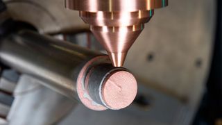 Additive Fertigung eines Werkzeugeinsatzes aus Reinkupfer und Einsatzstahl 1.2764 durch Laserauftragschweißen mit grünem Laser. (Fraunhofer IWS)