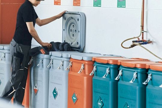 Der Rundum-Service von Mewa macht die Handhabung von Ölauffangmatten denkbar einfach.(Bild:  Mewa)