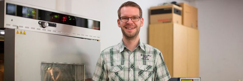 Florian Strakosch im „Smart Diagnostics“-Labor der HTWK Leipzig(Bild:  Robert Weinhold/HTWK Leipzig)