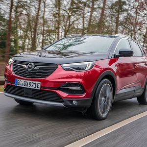 Der Grandland X Hybrid 4 ist ein allradgetriebenes Plug-in-SUV und ist mit 300 PS das derzeit stärkste und teuerste – ab 55.000 Euro – Opel-Modell. Die frontgetriebene Variante kostet netto unter 40.000 Euro und fällt damit in die höhere Förderung des Umweltbonus.(Bild:  Opel)