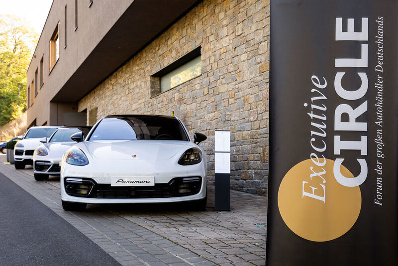 Der Executive Circle 2018 wurde von Porsche Deutschland unterstützt – unter anderem mit einer Fahrzeugausstellung zum Thema Porsche E-Performance. (Stefan Bausewein)