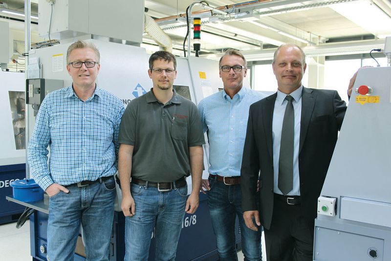 Von links nach rechts: Tamer Yetik, Fertigungsleitung Kurzdrehen; Jan Peters, Fertigungsleitung Langdrehen; Andreas Schulte, Prokurist/Produktionsleitung, alle von Tebit Präzisionstechnik; und Dirk Lengelsen, Beratung und Verkauf Iscar Germany GmbH. (Iscar)
