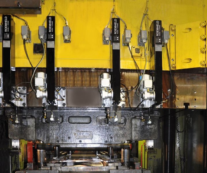 Bild 1: Hydraulische Schnellspannsysteme mit Zug-Schubkette im Einsatz auf einer Siempelkamp-Stanzpresse. (Bild: Roemheld)