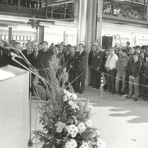 Den offiziellen Produktionsbeginn in der Fahrzeugmontage würdigte der damalige Vorstandsvorsitzende Eberhard von Kuenheim am 17. November 1986. (Bild:  BMW)