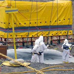 Dekontaminierung einer stillgelegten Nuklearanlage im US-Bundesstaat Washington: Derartige Maßnahmen könnten durch den Einsatz von Antineutrino-Detektoren unterstützt werden. 