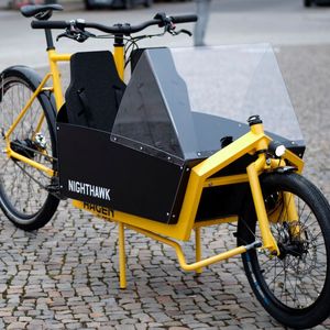 Einen klassischen Long-John-Typen hat die frisch in Deutschland gestartete Marke Hagen Bikes im Angebot. Der Tieflader des in Estland produzierenden Fahrradherstellers ist mit Bio- oder E-Antrieb sowie in den drei Standardlängen Mini, Flagship und XL erhältlich. In der Basisausstattung bietet das Cargobike eine schlichte Ladefläche, für die optional verschiedene Aufbauten für den Gepäck- oder Kindertransport bestellbar sind. Alle Modelle des Herstellers zeichnen sich durch eine Zuladung von 180 Kilogramm aus. Bei der E-Version unterstützt der S-Mag von Brose in Kombination mit einem 630-Wh-Akku den Fahrer. Rund 70 Kilometer Reichweite soll die Batterie erlauben. Kombiniert ist der E-Antrieb mit einer Heavy-Duty-Automatic-Nabe von Enviolo und einem Gates-Riemenantrieb. Wer vollständig auf Muskelkraft setzen will, kann zwischen einer Alfine-Nabe mit 8 Gängen oder einer neunstufigen Kettenschaltung wählen. Die Preise starten bei 2.540 Euro für die muskelbetriebene Variante beziehungsweise 5.340 Euro für die E-Version.(Bild:  Hersteller)