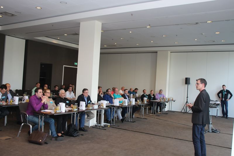 C4B-Vorstand Michael Schreier präsentiert XPhone Connect. (Bild: C4B)