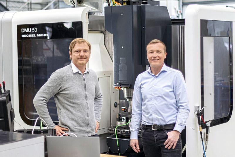 Für Marco Popp, Geschäftsführer der Kptec Service GmbH, und Erhard Strobel, Mitarbeiter im technischen Vertrieb bei Blum, ist die Zusammenarbeit eine echte Win-win-Situation. (Bild: Kptec/Blum-Novotest)