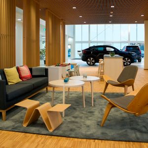 Die Kundenlounge im Volvo-Autohaus ist großzügig dimensioniert.(Bild:  Autohaus Geisser)