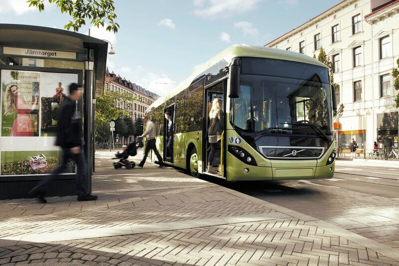 Der Volvo 7900 H Vollhybrid-Stadtlinienbus kann, wenn notwendig, auf vollelektrischen Antriebsmodus umgestellt werden. (Volvo)