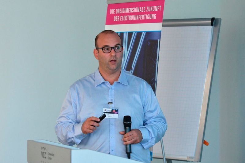 Wie man mit einen 3D-Drucker Leiterplatten-Prototypen herstellt, zeigte Udi Zamwel von Nano Dimension.  (Bild: ELEKTRONIKPRAXIS)