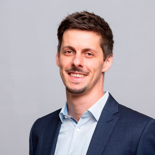 Dr. Johannes Wolf, Profiberater für Simulation bei der d.u.h.Group: „Wir zeigen, wie Unternehmen mit Altair-Lösungen von schnelleren Variantenbewertungen, präziseren digitalen Zwillingen und effizienteren Entwicklungsprozessen durch die Integration in Siemens Xcelerator profitieren können.“(Bild:  d.u.h.Group)