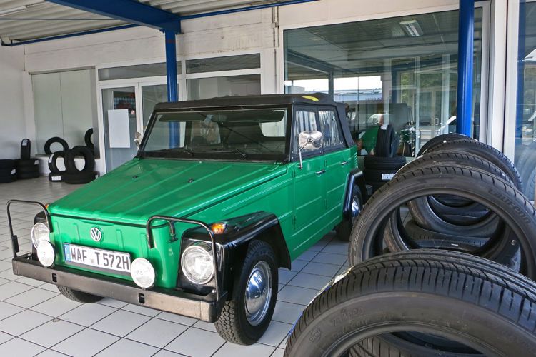 Die Räume eines ehemaligen Vertragshändlers haben Andreas, David und Peter Reis seit 2001 Stück für Stück übernommen. (Bild: Schreiner//»kfz-betrieb«)