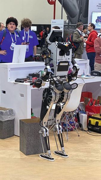 Le robot humanoïde Themis en action lors du 3DEXPERIENCE WORLD 2026 à Houston. (Source : Marina Hofstetter)