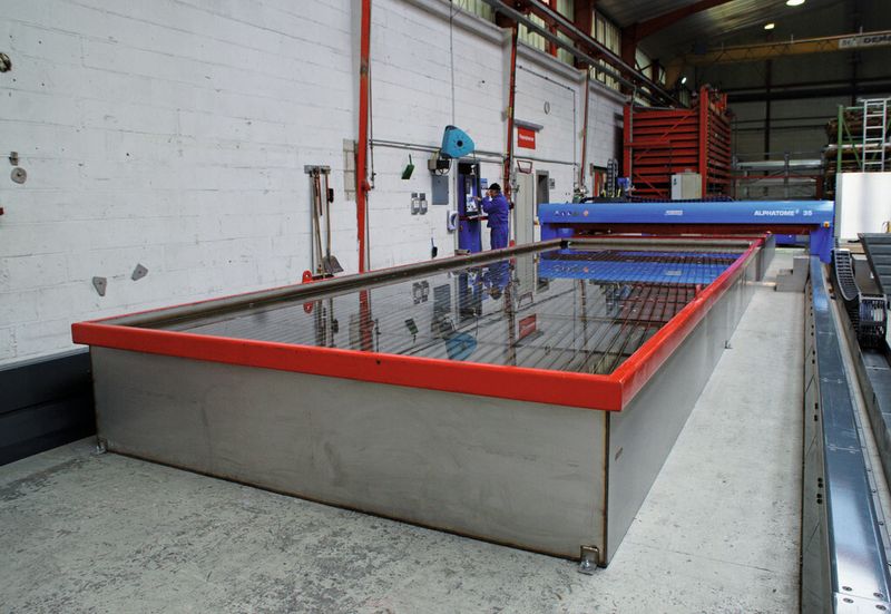 Bild 2: Hochpräzisions-Plasmaschneidanlage Alphatome II mit zwei Wasserbecken von 6 m × 3 m und 8 m × 3 m Arbeitsfläche. Während die Anlage in einem Becken schneidet, kann das zweite ent- und beladen werden. (Bild: Oerlikon)