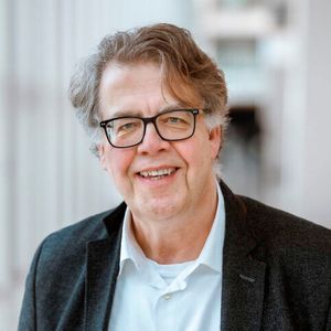 Benedikt Kind, Leiter Recht und Regulierungsgrundsätze beim Bundesverband Breitbandkommunikation e.V. (BREKO): „Die Umsetzung der NIS2-Regeln birgt aktuell für betroffene Unternehmen vor allem zwei Herausforderungen: Fehlende Umsetzungszeit und mangelnde Rechtssicherheit. Viele kleinere und mittlere Unternehmen werden erstmals mit einem derart anspruchsvollen Sicherheitsniveau konfrontiert, sodass die praktische Umsetzung der Anforderungen nicht in jedem Fall sofort reibungslos funktionieren wird.“(Bild:  Henning Hattendorf/BREKO)