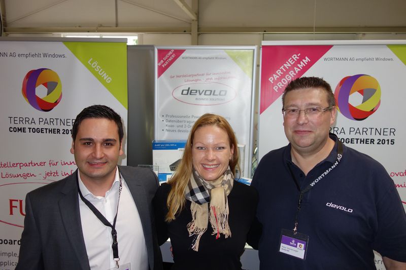 Hannah Lamotte, IT-BUSINESS, mit Vahid Dastkhosh und (r.) Peter Steinkrueger, devolo (Bild: IT-BUSINESS)